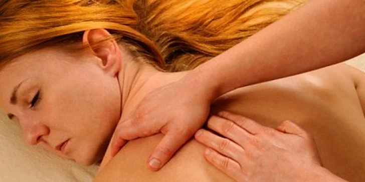 Exkluzivní relaxační masáž s olejem silice růže se závěrečným zábalem lávovými kameny