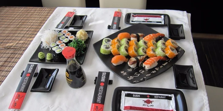Menu pro 2 s 34 kousky sushi, mořskými řasami a salátem