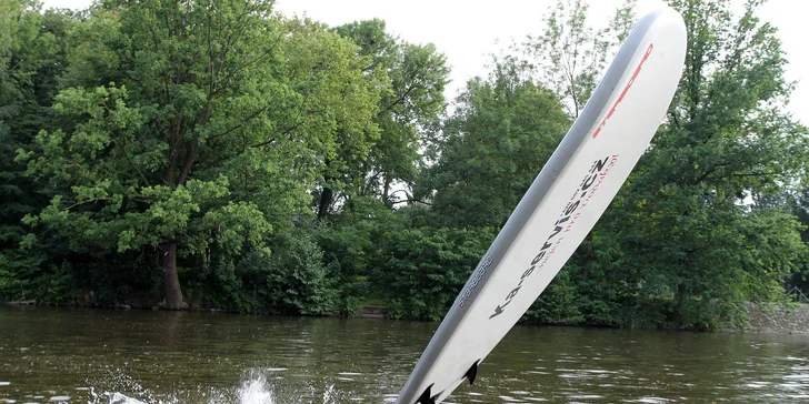 Na louce u vody si pak můžete udělat piknik. Plynový gril vám půjčí na místě, maso si doneste vlastní.