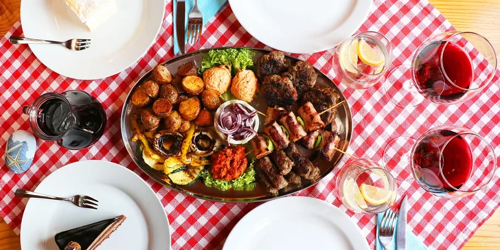 Pravá balkánská hostina pro dva: masová mísa, víno nebo pivo a dezert na závěr