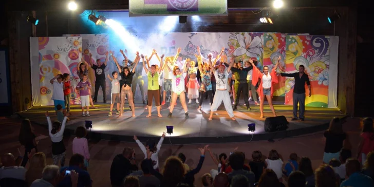 Večer se těšte na zábavné show v amfiteátru. 