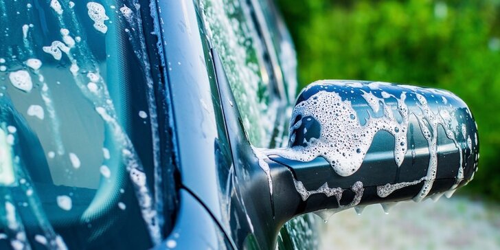 Důkladné ruční mytí automobilu