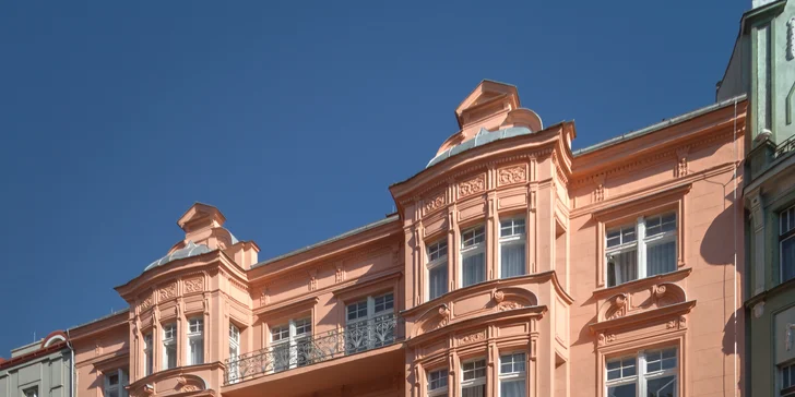Parkovat můžete za příplatek přímo u hotelu nebo v uzamčeném dvoře. 