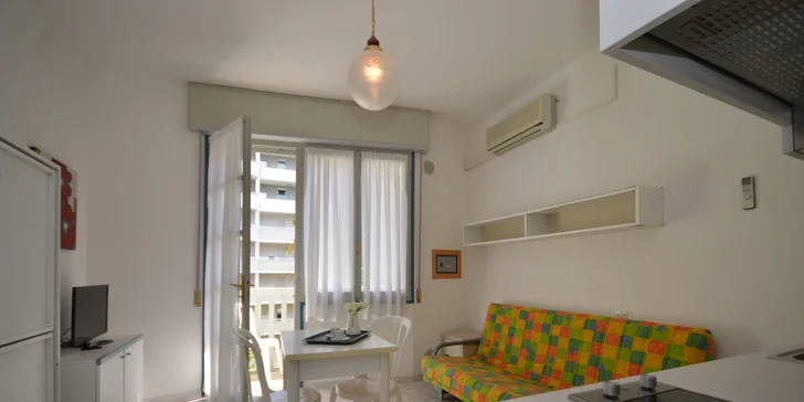 Hotel má vlastní soukromou pláž (cca 250 m), kam máte neomezený přístup, k dispozici tu jsou lehátka, slunečníky a židle. 
