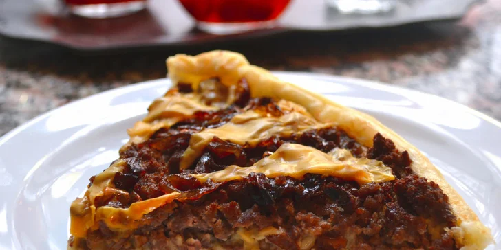 2x quiche se špičkovým hovězím masem a ledové čaje