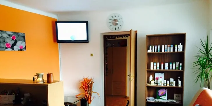 Salon je příjemně zařízený.