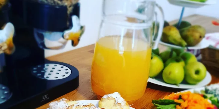 V rámci pobytu s kávou si pochutnáte i na domácím štrúdlu a lahvi vína.