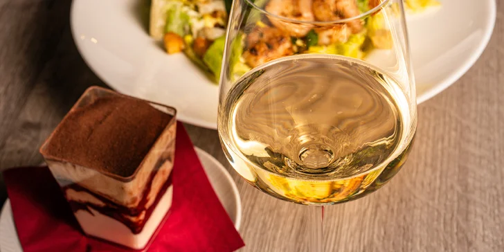V ceně menu máte 2x ceasar salát s krevetami, 2x dezert dle výběru a 2x skleničku prosecca. 