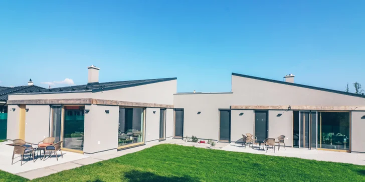 Apartmány Sonja a Katja. Pokud budete z výletů prochladlí, určitě vyrazte do obce Smrdáky (12 km) – malé lázeňské obce, kde se naložíte do teplých sirných pramenů. 