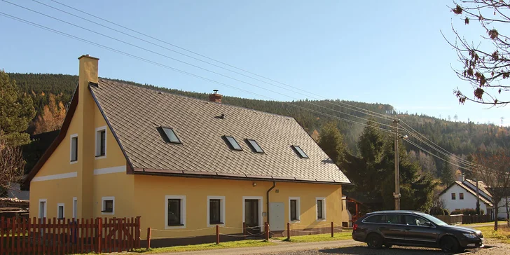 Apartmány leží v Jeseníkách, v obci Ostružná.