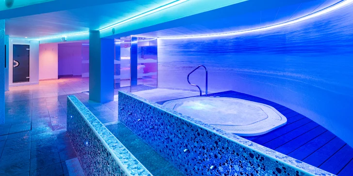 Zavítáte-li do wellness, čeká vás neomezený vstup do venkovního i vnitřního vyhřívaného bazénu.