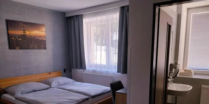 Hotelové pokoje mají samostatnou koupelnu se sprchovým koutem (pokoj Komfort).