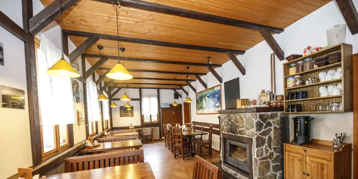 Ve stylové hotelové restauraci si každý den poskládáte snídani z pestrých bufetů.