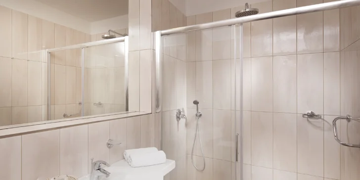 Najdete tu vlastní koupelnu a WC.