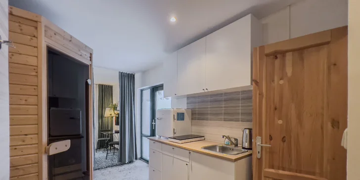 Apartmán je prostorný a má i svou malou terasu s výhledem na potok.