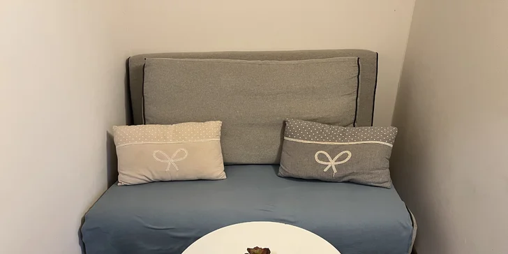 Apartmán zahrnuje i menší obývací část. 