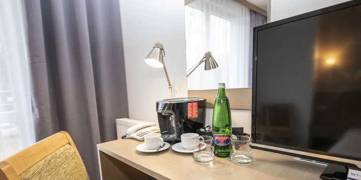 Připravenou tu budete mít lahev minerálky a espresso coffee set s kapslovou kávou.