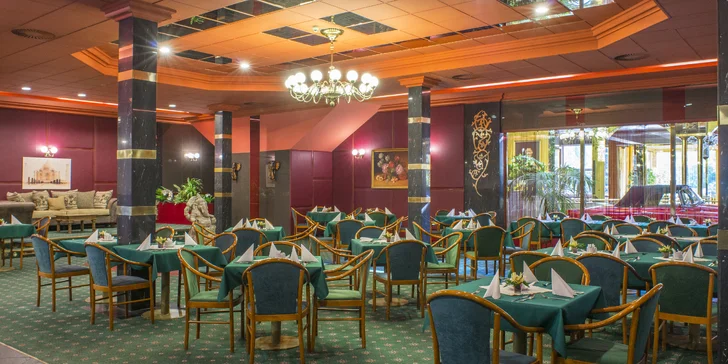 V ceně máte polopenzi. Snídaně i večeře se podávají formou bufetu v jedné z hotelových restaurací.