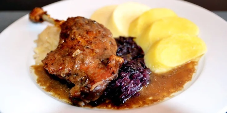 Kachna a losos pro dva v restauraci "bridge" přímo u Karlova mostu