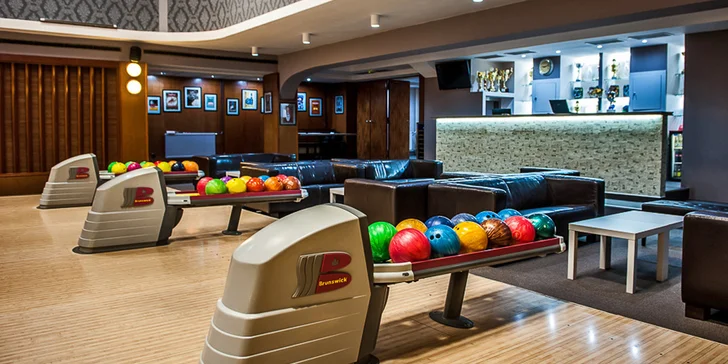Bowlingové centrum nabízí 6 profi drah Brunswick.