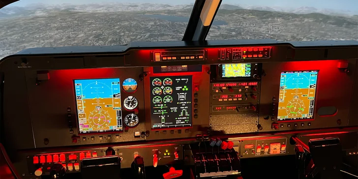 Simuluje dvoumotorové letadlo Piper Seneca a Beechcraft King Air B200.