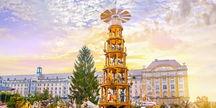 Po prehliadke vás už vtiahnu vianočné trhy so stovkami stánkov.