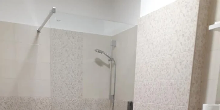 Každá izba má vlastnú kúpeľňu.