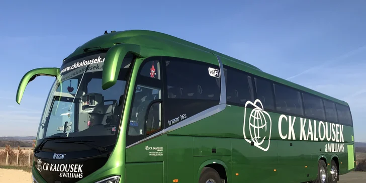 Na cestu se vydáte luxusním autobusem s ob­čerstvením, Wi-Fi a toaletou.