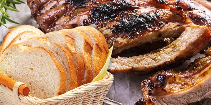1 kg grilovaných vepřových žeber s hořčicí a křenem