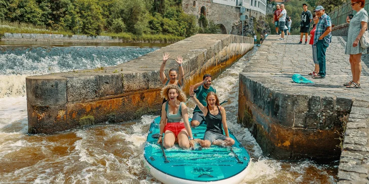 Proplujete pod hradem Rožmberk, dále budete pokračovat meandry řeky Vltavy až do Českého Krumlova.