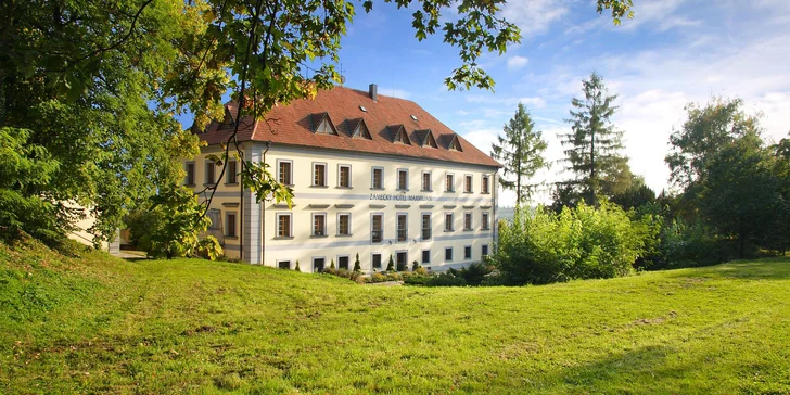 Bydlet budete v 4* hotelu Maxmilian v areálu zámku. 