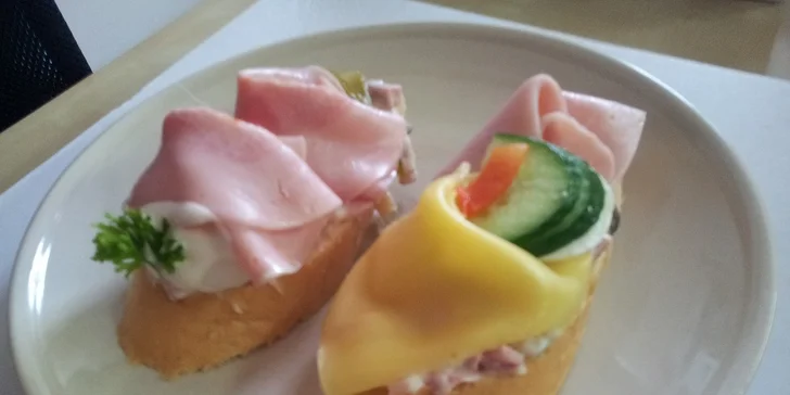 Krabice lahůdkových chlebíčků z Bistra Ben