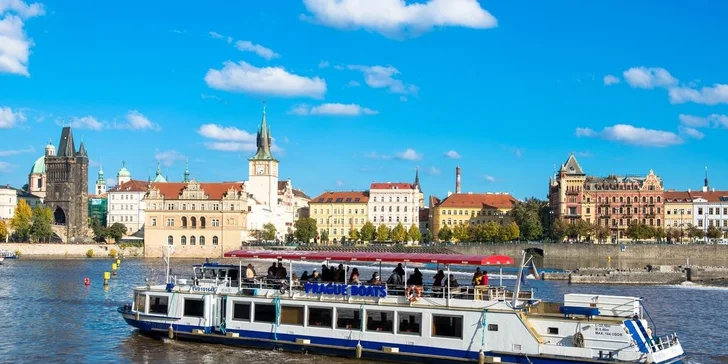 Vyhlídková plavba po Vltavě + čerstvý ovocný salát a drink