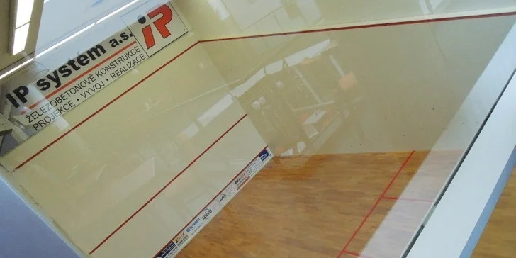 Zahrajte si squash – kupón na akci 1 + 1 hodina hry zdarma
