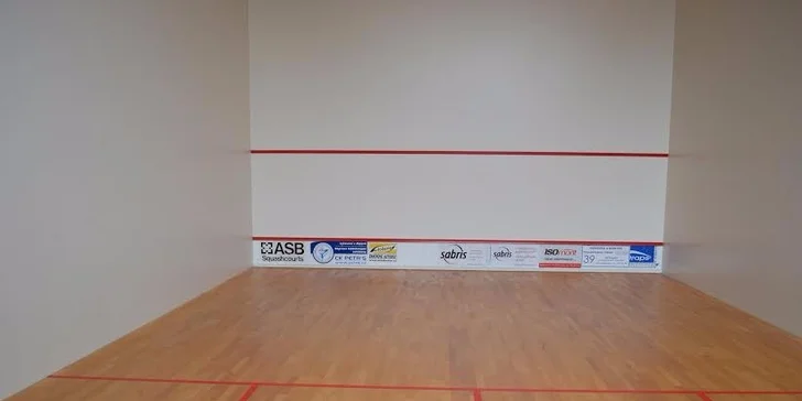Zahrajte si squash – kupón na akci 1 + 1 hodina hry zdarma