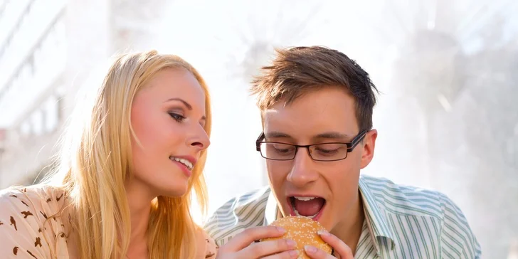 Dva maximálně lahodné burgery nebo cheeseburgery