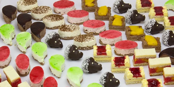 Neomezená konzumace dortíků v kavárně roku Golden Pacific Café - pro 2 osoby
