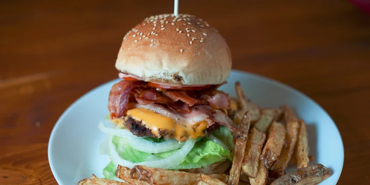 500 g Slaninový burger s domácimi hranolčekmi 