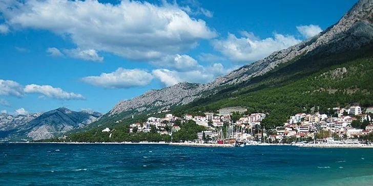 Letní pohoda v letovisku Baška Voda s dopravou a polopenzí