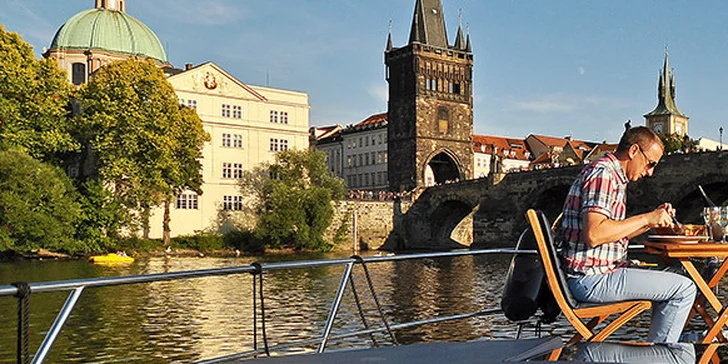 Podvečerní plavba Prahou na lodi Explorer nebo člunu Beast