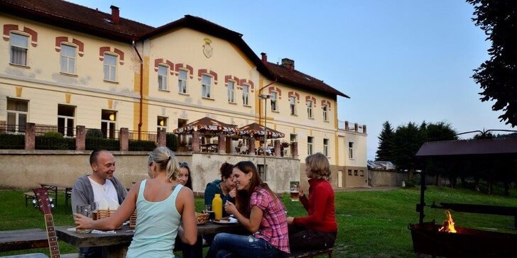 Pobyt s výhledem na Český Šternberk a snídaní i večeří: až 14 nocí pro dva či rodinku