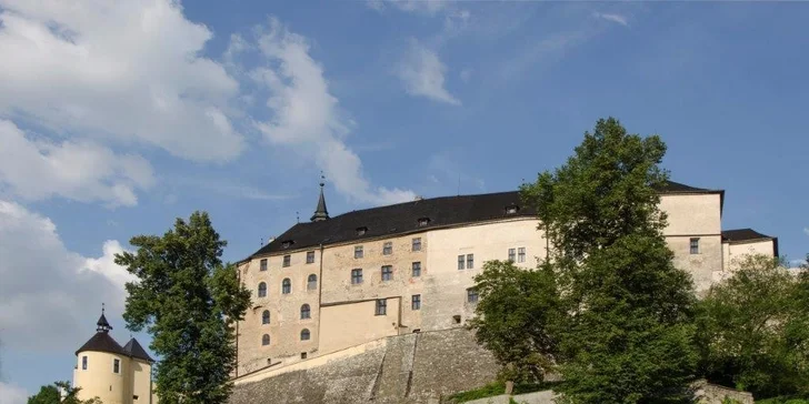 Pobyt s výhledem na Český Šternberk a snídaní i večeří: až 14 nocí pro dva či rodinku
