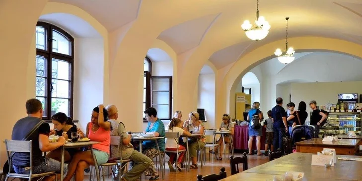 Pobyt s výhledem na Český Šternberk a snídaní i večeří: až 14 nocí pro dva či rodinku