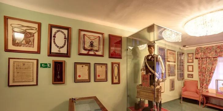 Muzeum schraňuje artefakty týkající se tajných spolků, zejména svobodných zednářů.
