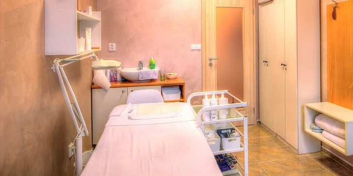 Kompletní kosmetické ošetření pleti s masáží obličeje a dekoltu