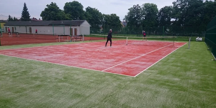 Hodina tenisu nebo 2 hodiny nohejbalu či beach volejbalu