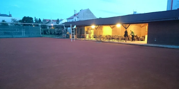 Hodina tenisu nebo 2 hodiny nohejbalu či beach volejbalu
