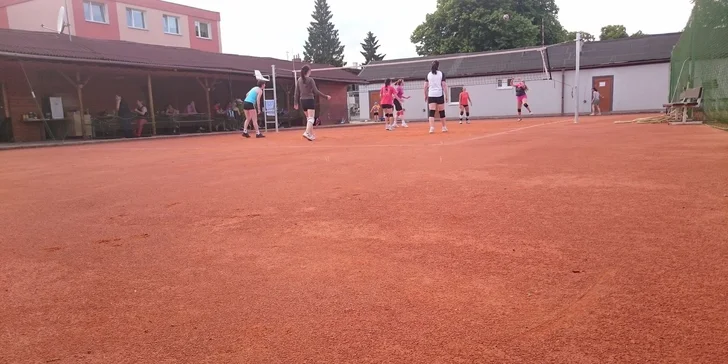 Hodina tenisu nebo 2 hodiny nohejbalu či beach volejbalu