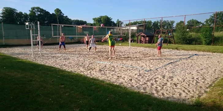 Hodina tenisu nebo 2 hodiny nohejbalu či beach volejbalu
