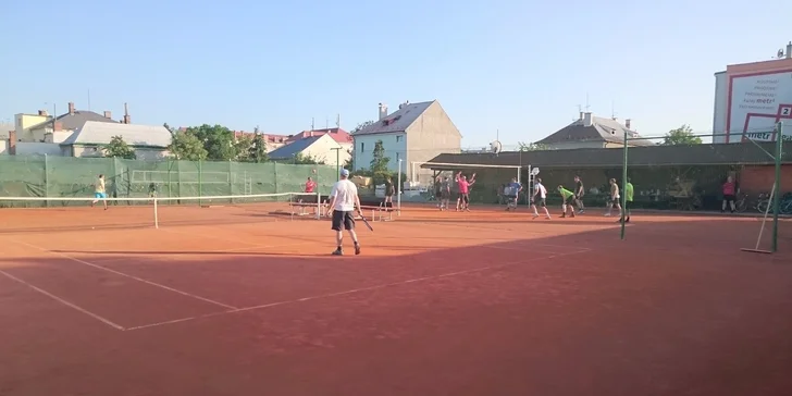 Hodina tenisu nebo 2 hodiny nohejbalu či beach volejbalu